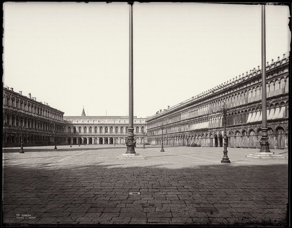 Venezia in bianco e nero negli scatti di Carlo Naya