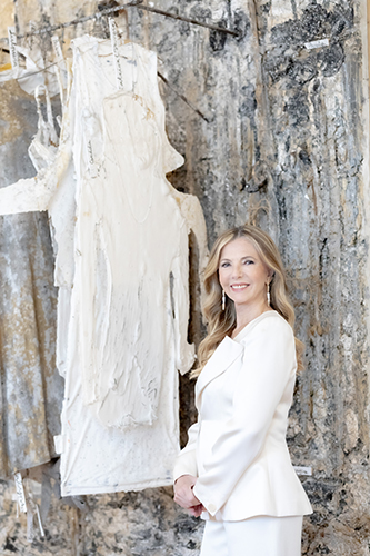 Gemma De Angelis Testa nella sua abitazione alle spalle unopera di Anselm Kiefer Photo credit Fabio Mantegna 2020